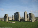 Stonehenge é um monumento pré-histórico localizado em Wiltshire, Inglaterra, perto de Salisbury. (Adaptado de http://en.wikipedia.org/wiki/Stonehenge)  Palavras-chave: mistério, passado, Grã-Bretanha.