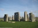 Stonehenge  um monumento pr-histrico localizado em Wiltshire, Inglaterra, perto de Salisbury. (Adaptado de http://en.wikipedia.org/wiki/Stonehenge)  Palavras-chave: mistrio, passado, Gr-Bretanha.