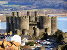 O Castelo de Conwy localiza-se na costa norte do País de Gales, Reino Unido. O castelo foi construído entre 1283 e 1289, e hoje é classificado como Patrimônio Mundial da Humanidade. Nesta foto, percebe-se sua integração a elementos da modernidade.  Palavras-chave: história, Grã-Bretanha, Inglaterra, construção, fortificação, fortaleza, guerra, Idade Média.