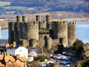 O Castelo de Conwy localiza-se na costa norte do Pas de Gales, Reino Unido. O castelo foi construdo entre 1283 e 1289, e hoje  classificado como Patrimnio Mundial da Humanidade. Nesta foto, percebe-se sua integrao a elementos da modernidade.  Palavras-chave: histria, Gr-Bretanha, Inglaterra, construo, fortificao, fortaleza, guerra, Idade Mdia.