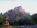 O Castelo de Edimburgo  exatamente aquilo em que se espera ver num castelo escocs: ele fica no alto de uma montanha, com paredes de pedra e baluartes surgindo de um penhasco vulcnico. A rocha que serve de base para o Castelo de Edimburgo teve trs de seus lados cortados pelas antigas geleiras, formando uma posio defensiva natural que serve como fortaleza desde a Era do Bronze. Os registros mais antigos documentam o rei do norte de Humber, Edwin, construindo defesas nesse lugar no sculo 7. A histria foi escrita na rea de palcio do castelo, num modesto quarto onde Mary, rainha dos escoceses, deu  luz ao menino que viria a ser James VI da Esccia e James I da Inglaterra. (Adaptado de DUNN Jr., Jerry Camarillo Dunn. O Castelo de Edimburgo. Disponvel em: <http://viagem.hsw.uol.com.br/castelo-de-edimburgo.htm> Acesso em 12/08/2013.) Palavras-chave: castelo, Esccia, Gr-Bretanha, arquitetura, guerra, fortaleza, histria.