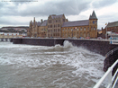 Aberystwyth  uma cidade do condado de Ceredigion, situada no oeste do Pas de Gales, Reino Unido. Seu nome significa "Foz do rio Ystwyth", em gals. Aberystwyth  sede da Universidade de Gales, que se v em destaque na foto.  tambm uma famosa estncia de veraneio, sutuada na foz do rio Rheidol. (Adaptado de http://pt.wikipedia.org/wiki/Aberystwyth)  Palavras-chave: Gr-Bretanha, variedade lingustica, Pas de Gales, educao, universidade, college.