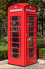 Os "telephone box" são cabines telefônicas criadas pelo arquiteto Sir Giles Gilbert Scott. Elas são comunis no Reino Unido e em outras regiões, e foram idealizadas na cor vermelha para facilitar sua localização.  (Adaptado de http://en.wikipedia.org/wiki/Red_telephone_box)  Palavras-chave: comunicação, telefone, Inglaterra, tradição, turismo, cultura.