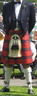 O kilt é um saiote masculino, pregueado na parte de trás, trespassado na parte da frente, de comprimento da cintura até aos joelhos e sem o uso da cueca. Na Escócia é feito tradicionalmente de tecido de lã e com padrões de tartan, sendo utilizado por guerreiros e batedores dos clãs, cada clã possuindo o seu próprio tartan. Era o traje típico de homens e jovens das montanhas escocesas do Séc. XVI. Desde o Séc. XIX está associado a toda a cultura escocesa e com a herança da cultura céltica.  Adaptado de: http://pt.wikipedia.org/wiki/Kilt Acesso em: 12/09/2013  Palavras-chave: moda, tradição, roupa, traje, Escócia.