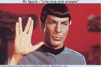 Foto do ator que representava o personagem Sr. Spock, da série Jornada nas Estrelas (Star Trek). Na imagem, ele faz o tradicional sinal de despedida "Vida longa e prosperidade". Entre os trechos de filmes, você encontra vários trechos de um dos longas da série Star Trek. Palavras-chave: Ficção. Bordão. Greeting. Lógica.