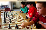 Foto de meninos jogando xadrez, jogo criado provavelmente no século VI d.C. Palavras-chave: Descrição. Ação. Brincadeira. Concentração.