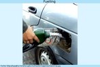 Imagem de uma pessoa pondo gasolina no carro. Palavras-chave: Gasolina. Combustvel. Carro. Alternativa. Poluio. Reduo. Meio ambiente. Transporte. Sociedade.