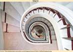 Imagem de uma escadaria, vista de cima, com forma ligeiramente espiralada. Palavras-chave: Espiral. Forma. Escada. Vertigem. Literatura.
