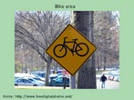 Foto de uma placa indicando área de circulação/estacionamento de bicicletas. Palavras-chave: Placa. Circulação. Estacionamento. Bicicleta. Transporte. Saúde. Meio ambiente.