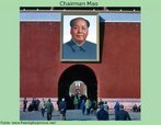 Foto de Mao Tsé Tung exposta no Portão Tianmen. Palavras-chave: Mao Tsé Tung. Portão Tianmen. China. Sociedade. Atualidade.