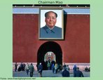 Foto de Mao Ts Tung exposta no Porto Tianmen. Palavras-chave: Mao Ts Tung. Porto Tianmen. China. Sociedade. Atualidade.