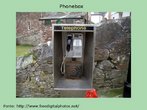 Foto de um telefone público simples, com estrutura metálica. Palavras-chave: Telefone. Público. Orelhão. Acesso. Tecnologia. Comunicação. Internet. Inclusão. 