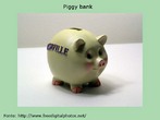 Foto de um Piggy Bank, ou seja, de um cofre-porquinho amarelo, de gesso ou cerâmica. Palavras-chave: Piggy bank. Cofre. Porquinho. Amarelo. Economia. Moeda. Dinheiro. Orçamento.