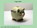 Foto de um Piggy Bank, ou seja, de um cofre-porquinho amarelo, de gesso ou cermica. Palavras-chave: Piggy bank. Cofre. Porquinho. Amarelo. Economia. Moeda. Dinheiro. Oramento.