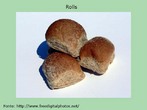 Foto de três pequenos pães de massa escura. Palavras-chave: Pão. Massa. Alimentação. Café. Cereal. Cultura.