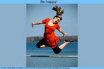 Foto de uma moça de roupa vermelha expressando grande alegria, dando um salto diante de um rio. Palavras-chave: Moça. Alegria. Salto. Qualidade de vida. Descrição. Narrativa. Inferência. Comunicação. Expressão.