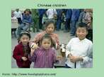 Foto de quatro crianças chinesas em local público. Palavras-chave: Crianças. Rua. Pobres. Cultura. China. Interculturalidade. Descrição. 