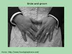 Foto das mãos de um noivo sobre a região lombar da noiva, sobre o vestido. Palavras-chave: Amor. Casamento. Noivos. Mãos. Aliança. Vestido. Desejo. 
