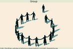 Imagem mostrando um grupo de pessoas organizadas em um semicírculo, e uma outra pessoa próxima. Palavras-chave: Grupo. Integração. Sociedade. Diversidade. 