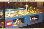 Foto de uma miniatura do aeroporto internacional de Schiphol, em Amsterdã, feito com peças de Lego. Veem-se vários veículos e elementos necessários à aviação civil. Palavras-chave: Edifício. Brinquedo. Adulto. Criança. Maquete. Escala.