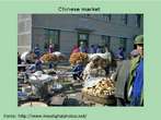 Foto de um mercado aberto numa cidade chinesa. Palavras-chave: Mercado. China. Pessoas. Feira. Alimento. Interculturalidade. Descrição.
