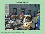 Foto de um mercado aberto numa cidade chinesa. Palavras-chave: Mercado. China. Pessoas. Feira. Alimento. Interculturalidade. Descrio.