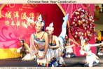 Foto de meninas de origem chinesa dançando em uma apresentação pública por ocasião do ano novo chinês, em um shopping de Singapura. Palavras-chave: Trajes. Dança. Arte. Cultura. Tradição. Sincronia.
