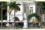 Foto de um prédio público em Singapura, com a estátua de Sir Thomas Stamford Raffles, britânico que fundou a cidade-estado no início do século XIX. Palavras-chave: Colonização. Imperialismo. Inglaterra. Ásia. Homenagem.