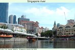 Foto da área central de Singapura, tirada a partir do rio homônimo, que corta a cidade. Veem-se tanto construções históricas quanto os prédios modernos da região turística. Palavras-chave: Ásia. Rio. Cidade. Paisagem urbana. Transporte,