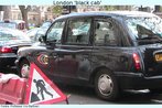 Foto de um "black cab", txi tradicional de Londres. O automvel est na rua, entre vrios outros, a apresenta uma logomarca da empresa na porta do motorista. Palavras-chave: Transporte. Turismo. Londres. Inglaterra. Traduo. Carro.