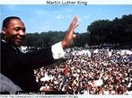 Foto do líder Martin Luther King, diante de uma multidão. Palavras-chave: Biografia. Martin Luther King. Multidão. Cultura. 