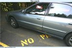 Foto de um carro estacionado em local proibido. Palavras-chave: Obediência. Respeito. Lei. Automóvel. Ordem. Cultura. 