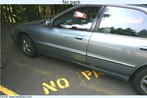 Foto de um carro estacionado em local proibido. Palavras-chave: Obedincia. Respeito. Lei. Automvel. Ordem. Cultura. 