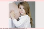 Foto de uma criança ouvindo a barriga da mãe grávida. Palavras-chave: Barriga. Corpo. Saúde. Vida. Criança. Família. 