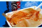 Foto de um tamal (espcie de pamonha feita em vrios pases da Amrica Latina) acompanhado de uma lata de Coca-cola. Palavras-chave: Tamal. Pamonha. Milho. Culinria. Poltica. Sociedade. Histria. Colonizao. Relaes internacionais.