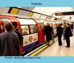 Foto de um trem metropolitano de Londres, com passageiros a entrar e sair. Palavras-chave: Trem. Metrô. Metrópole. Cidade. Passageiro. Cidade. Ritmo.