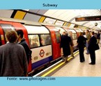 Foto de um trem metropolitano de Londres, com passageiros a entrar e sair. Palavras-chave: Trem. Metr. Metrpole. Cidade. Passageiro. Cidade. Ritmo.