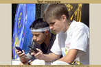 Foto de dois garotos lidando com o telefone celular. Palavras-chave: Mensagem. Tecnologia. Ação. Verbo. Texting. To send. 