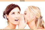 Foto de duas moças, sendo que uma delas parece contar um segredo à outra. Palavras-chave: To gossip. Fofoca. Mistério. Intimidade. Informação.