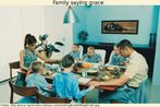 Foto de uma família com 5 filhos meninos, à volta de uma mesa posta, dando graças pelo alimento (saying grace). Palavras-chave: Cultura. Religião. Teísmo. Classe média. Interpretação. 