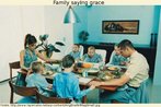 Foto de uma famlia com 5 filhos meninos,  volta de uma mesa posta, dando graas pelo alimento (saying grace). Palavras-chave: Cultura. Religio. Tesmo. Classe mdia. Interpretao. 