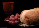 Foto dos elementos da Ceia, pão e vinho, símbolos da Páscoa na religião cristã.<br> <br> Palavras-chave: Mesa. Religião. Eucaristia. Trigo. Uva.