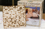 Foto de uma caixa de matzá, elemento presente na celebração da Páscoa (Pessach) judaica. O mão ázimo (ou asmo) é consumido desde o êxodo judaico do Egito.<br> <br> Palavras-chave: Pão asmo. Matzo. Religião. Judaísmo. Lembrança.