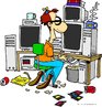 Desenho de um rapaz sentado em frente a vários aparelhos eletroeletrônicos, inclusive um computador. Veem-se restos de comida pelo chão e canecas.  Palavras-chave: nerd, computação, profissão, jovem, quarto, escritório.