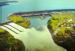 Foto aérea da Represa de Itaipu, no Paraná, visitada por turistas de todo o mundo.  Palavras-chave: Brasil, Paraná, turismo interno, destino, água, usina.