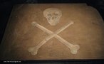 As "jolly roger" eram bandeiras utilizadas por navios piratas a fim de indicar sua intenção agressiva. As jolly rogers lembram a ameaça de morte ao utilizar a caveira e os ossos cruzados.  Palavras-chave: pirata, mar, navio, guerra, violência, morte, símbolo.