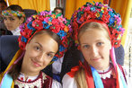 Foto de duas meninas vestindo trajes tradicionais ucranianos.  Palavras-chave: vestimenta, tradio, criana.