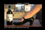Imagem de um sapato utilizado nas danas flamencas ao lado de uma garrafa de vinho. Palavras-chave: Zapato. Baile. Flamenco. Vino. Descrio. Cultura. Botella.