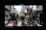 Foto de vários casais dançando tango, na rua, em Buenos Aires. Palavras-chave: Tango. Argentina. Baile. Cultura. Dança. Casal. Calle. Buenos Aires. Pareja.