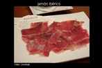 Imagem de um prato com jamn Ibrico, proveniente de um dos melhores porcos espanhis: o porco Ibrico. Somente o presunto que vem deste porco pode ser chamado Jamn Ibrico. Palavras-chave: Jamn. Presunto. Comida. Campo lxico. Campo semntico. Descrio.